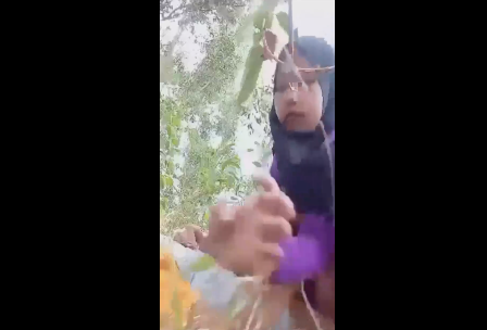 Video Indonesia Terbaru Viral Di Kebun Belakang Cewe Hijab Lagi Ngadem